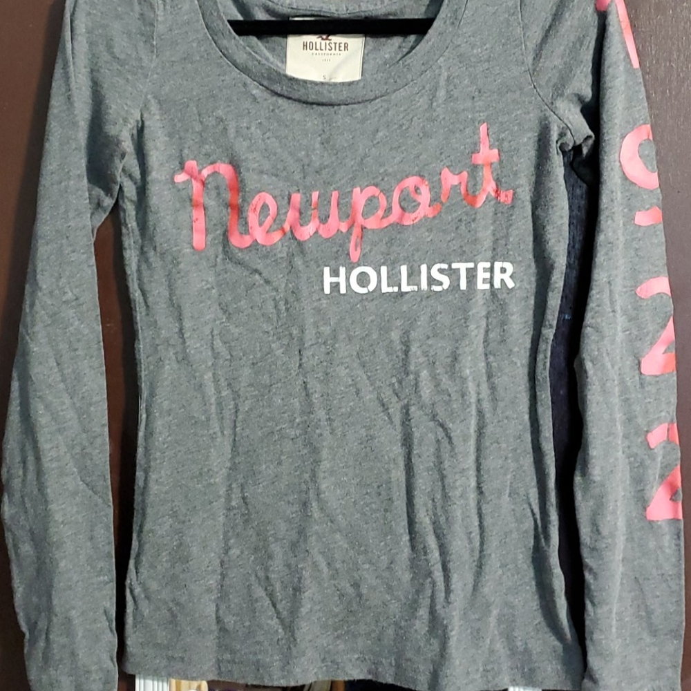 Long-sleeved Hollister tee